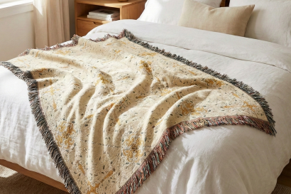 Plaid doux et chaud posé sur un lit, idéal pour la décoration intérieure cosy et le confort hivernal